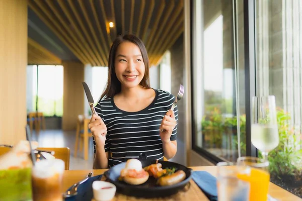 Porträtt vackra unga asiatiska kvinnor ler glad i restaurang en — Stockfoto