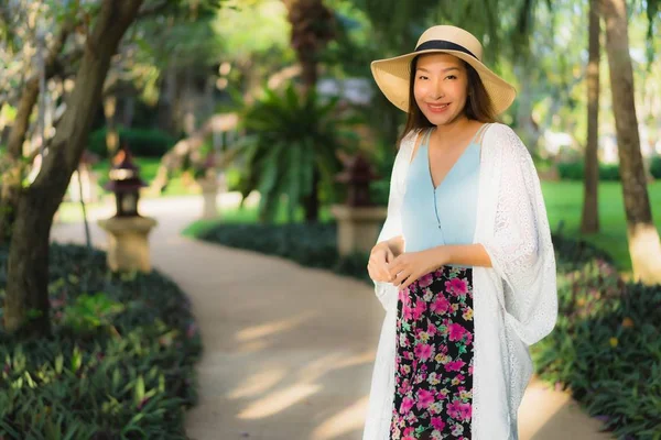 아름다운 아시아의 젊은 여성들이 활짝 웃는 모습 — 스톡 사진