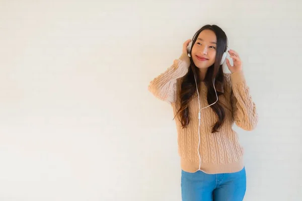 Portret mooi jong aziatisch vrouwen gelukkig genieten met luister mus — Stockfoto