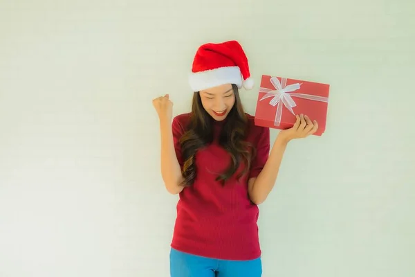 Porträt schöne junge asiatische Frauen tragen Weihnachtsmütze zu Weihnachten — Stockfoto