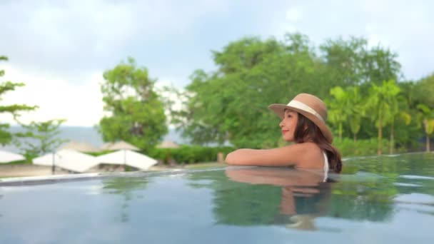 Съемка Красивой Азиатской Женщины Отдыхающей Бассейне Отеле — стоковое видео