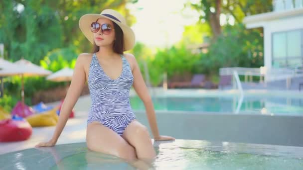 Metraje Hermosa Mujer Asiática Relajándose Piscina Hotel — Vídeos de Stock