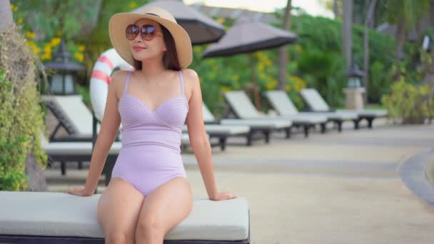 Imagini Ale Unei Frumoase Femei Asiatice Care Relaxează Piscină Hotel — Videoclip de stoc