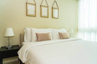 Yatak dekorasyonunda beyaz rahat yastık.