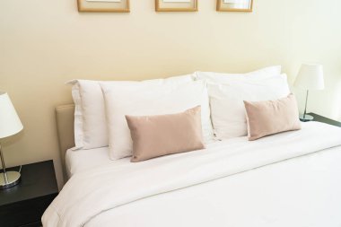 Yatak dekorasyonunda beyaz rahat yastık.