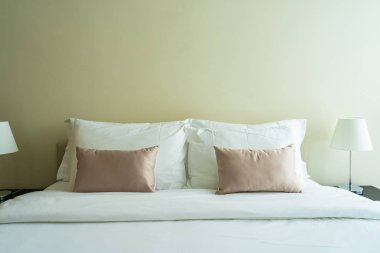 Yatak dekorasyonunda beyaz rahat yastık.