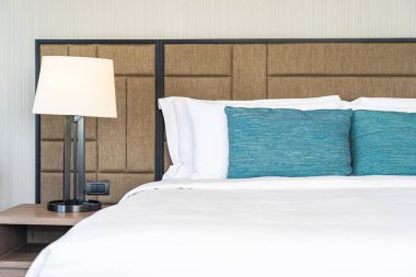 Yatak dekorasyonunda beyaz rahat yastık.