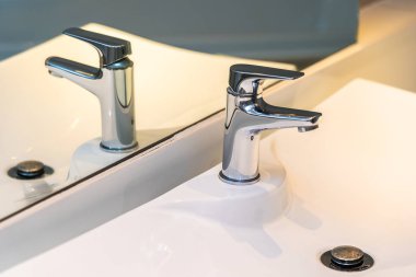 Su yüzeyi ve beyaz lavabo iç dekorasyonu