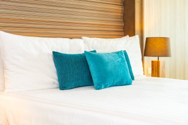 Yatak dekorasyonunda beyaz rahat yastık.