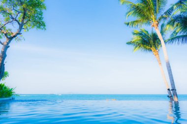 Oteldeki yüzme havuzunun güzel manzarası.