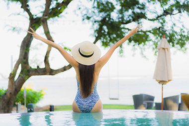 Güzel, genç Asyalı kadınlar mutlu gülüşler açık havada yüzüyorlar.