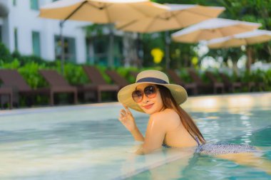 Güzel, genç Asyalı kadınlar mutlu gülüşler açık havada yüzüyorlar.