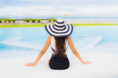 Güzel Asyalı genç kadınların portresi. Gülümseyin. Rahatlayın.