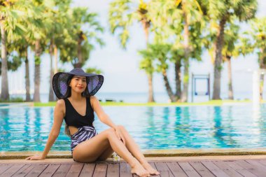 Güzel Asyalı genç kadınların portresi. Gülümseyin. Rahatlayın.