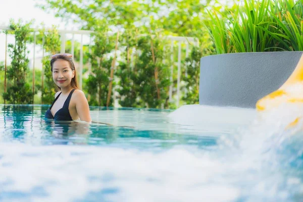 Retrato bonito jovem asiático mulheres feliz sorriso relaxar ao ar livre s — Fotografia de Stock