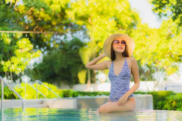 Beautiful young asian women happy smile relax around outdoor swi — Stock Photo, Image