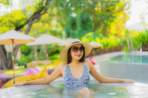 Bonito jovem asiático mulheres feliz sorriso relaxar ao redor ao ar livre swi — Fotografia de Stock