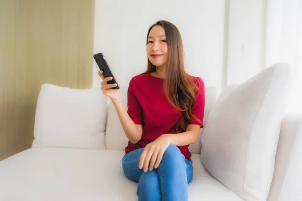 Retrato hermosa joven asiático mujeres usando móvil o teléfono inteligente — Foto de Stock