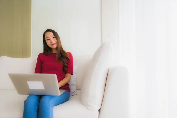 Porträt schöne junge asiatische Frauen mit Computer-Laptop auf so — Stockfoto