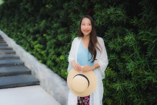 Retrato hermosa joven asiático mujeres sonrisa feliz con al aire libre — Foto de Stock