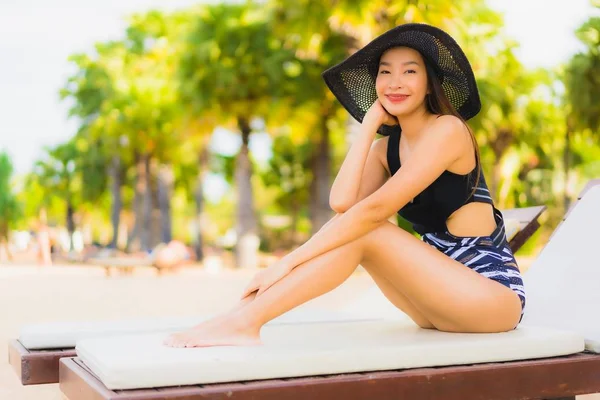 Портрет красивые молодые азиатские женщины расслабиться улыбка счастлива вокруг себя — стоковое фото
