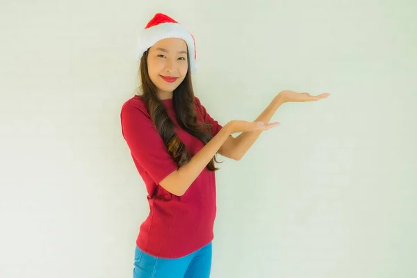 Portrait beautiful young asian women wearing santa hat for celeb — Stock Photo, Image