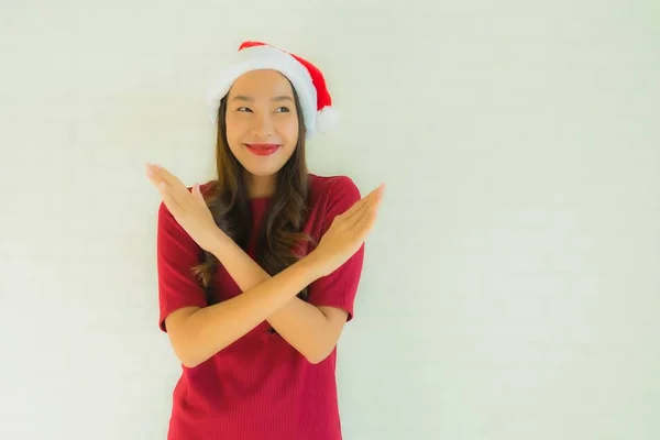Ritratto belle giovani donne asiatiche che indossano il cappello di Babbo Natale per celeb — Foto Stock