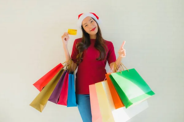 Retrato hermosa joven asiático mujeres desgaste navidad santa hat wi —  Fotos de Stock