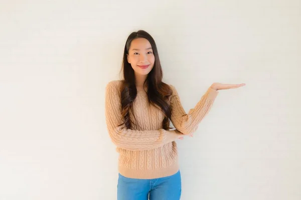 Retrato hermosa joven asiático mujeres sonrisa feliz en muchos acción — Foto de Stock