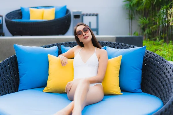 Retrato hermosa joven asiático mujeres feliz sonrisa relajarse alrededor ou —  Fotos de Stock