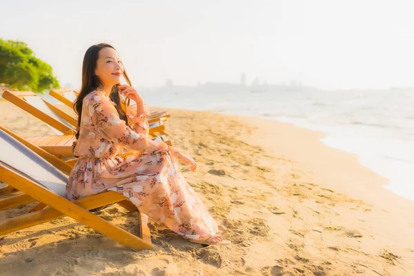 Портрет красивые молодые азиатские женщины счастливая улыбка на открытом воздухе — стоковое фото