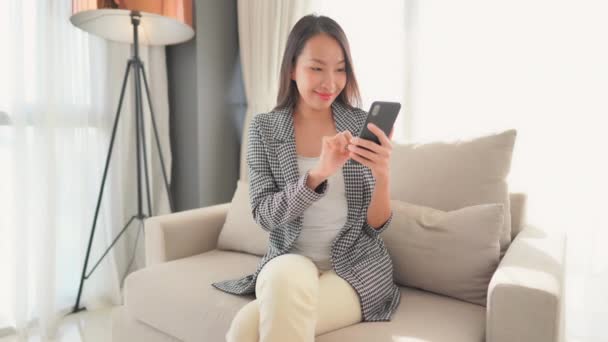 Imágenes Mujer Asiática Usando Smartphone Casa — Vídeos de Stock