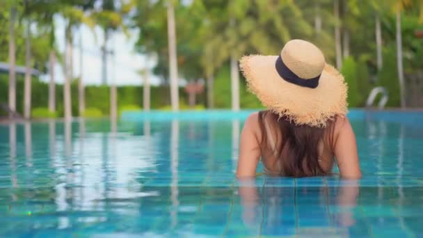 Metraje Hermosa Mujer Asiática Relajándose Piscina Hotel — Vídeos de Stock