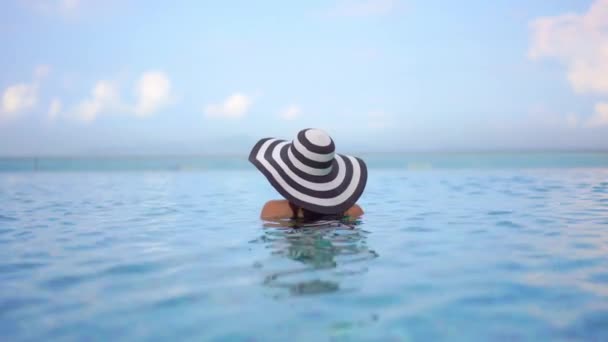 Metraje Hermosa Mujer Asiática Relajándose Piscina Hotel — Vídeo de stock