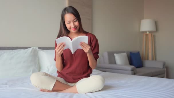Imagini Femeie Asiatică Frumoasă Care Citește Cartea Acasă — Videoclip de stoc