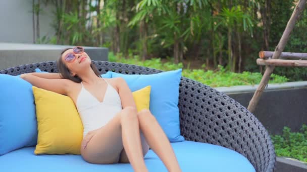 Imagens Bela Mulher Asiática Relaxante Piscina Hotel — Vídeo de Stock