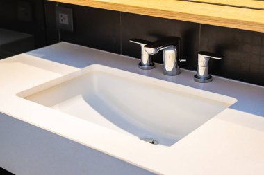 Banyoda lavabo dekorasyonu.