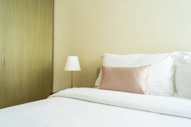 Yatak dekorasyonunda beyaz rahat yastık.