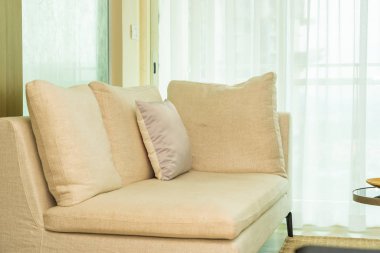 Kanepe dekorasyonunda rahat bir yastık.