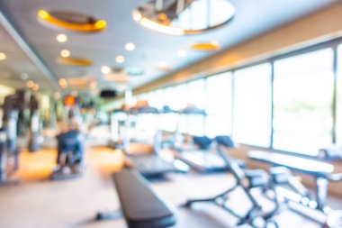 Beden eğitimi odasının içi spor malzemeleriyle dolu.