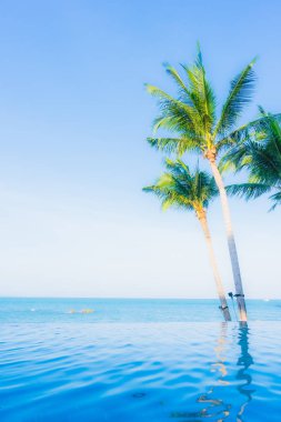 Oteldeki yüzme havuzunun güzel manzarası.