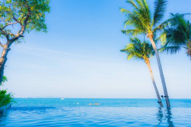 Oteldeki yüzme havuzunun güzel manzarası.