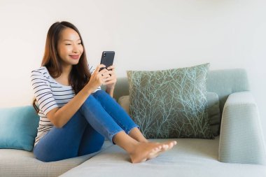 Güzel bir Asyalı kadın portresi. Cep telefonu kullanıyor ya da konuşuyor.