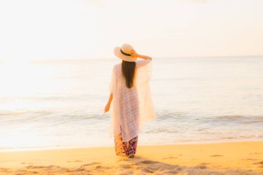 Güzel Asyalı genç kadınların portresi. Gülümseyin. Rahatlayın.