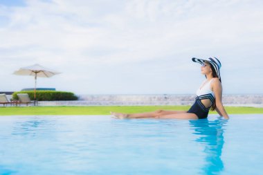 Güzel Asyalı genç kadınların portresi. Gülümseyin. Rahatlayın.