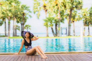 Güzel Asyalı genç kadınların portresi. Gülümseyin. Rahatlayın.