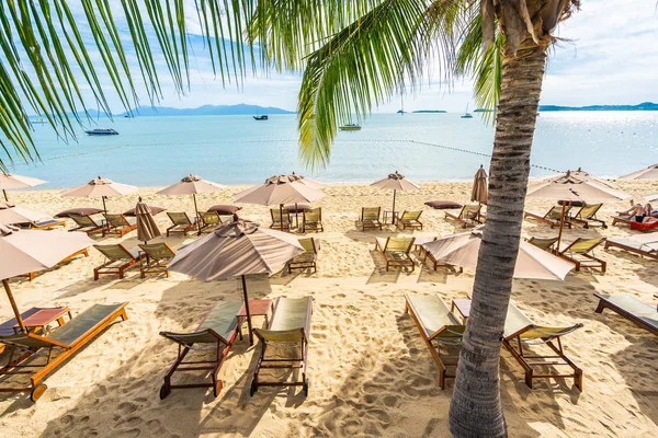 Vackra tropiska stranden hav och hav med kokospalm Tree a — Stockfoto