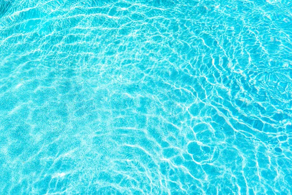 Superficie astratta dell'acqua della piscina e sfondo con riflesso della luce solare — Foto Stock