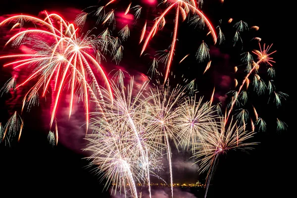 Gyönyörű színes tűzijáték éjjel ünnepelni — Stock Fotó