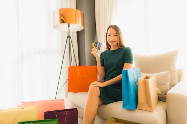 Retrato hermosa joven asiático mujeres utilizando ordenador portátil o sm — Foto de Stock